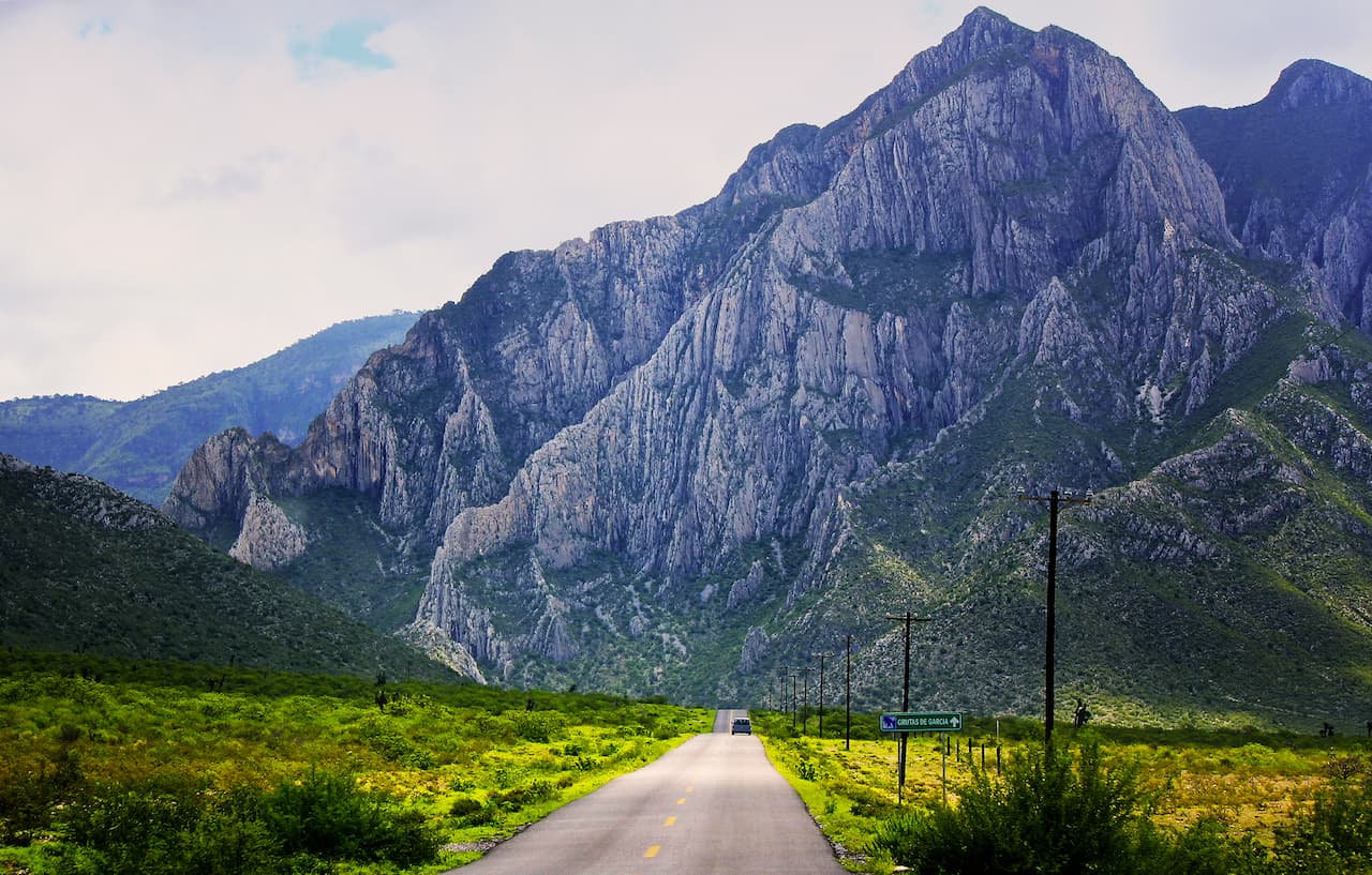 Vista del Cerro de la Silla, destacando la ubicación de Ferretería Guevara en Monterrey.