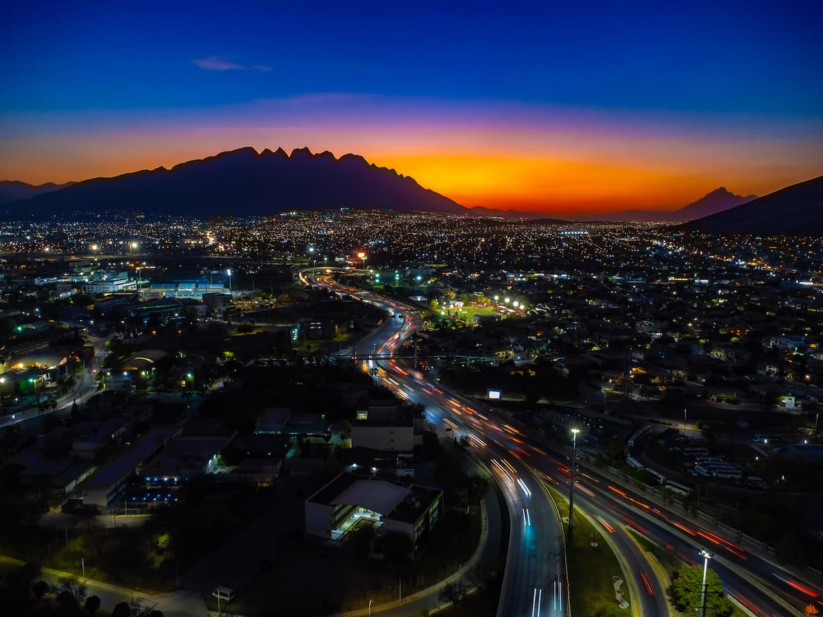Vista nocturna de Monterrey, destacando la presencia de Ferretería Guevara.