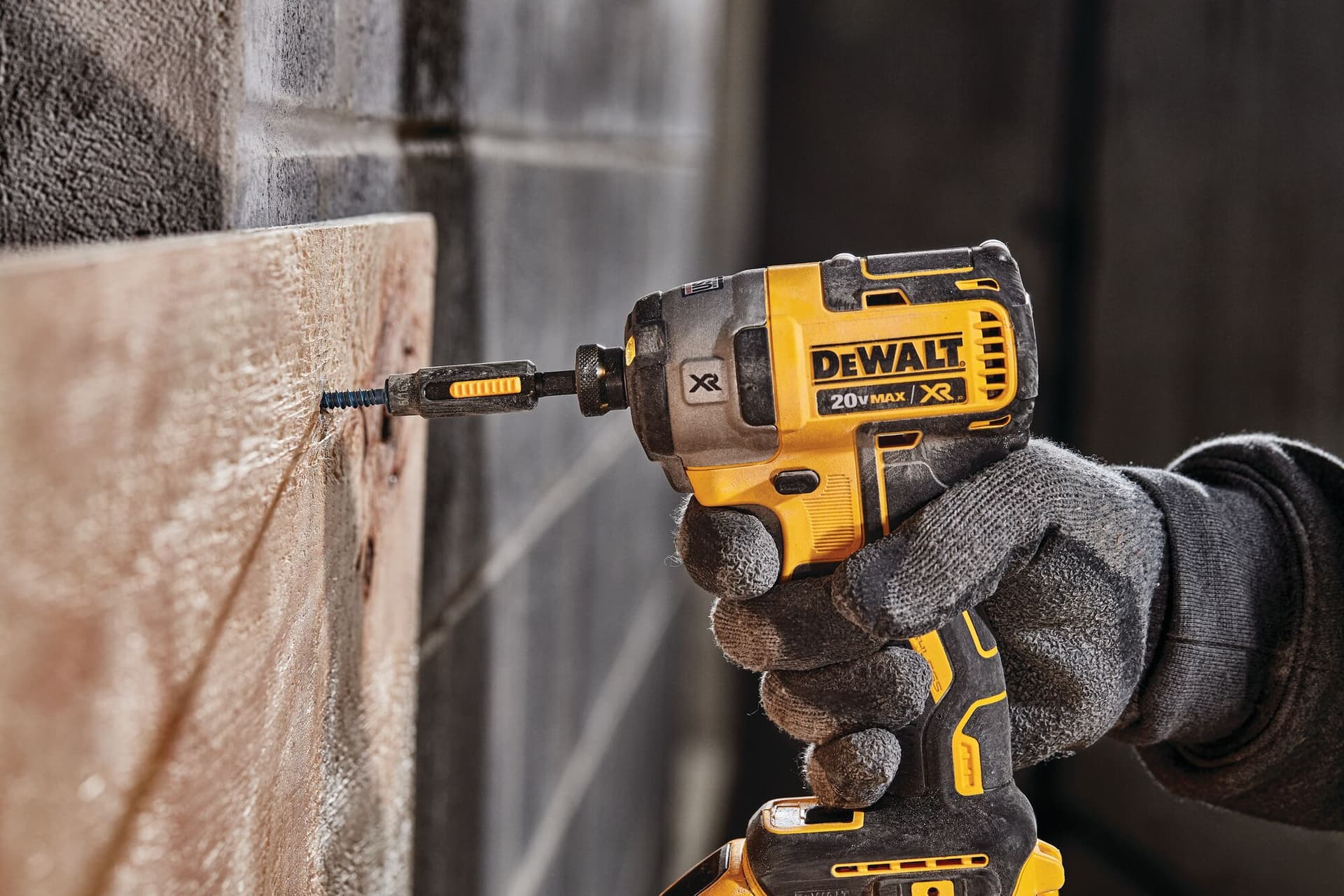 Taladro Dewalt perforando concreto, reflejando la calidad de las herramientas de Ferretería Guevara.