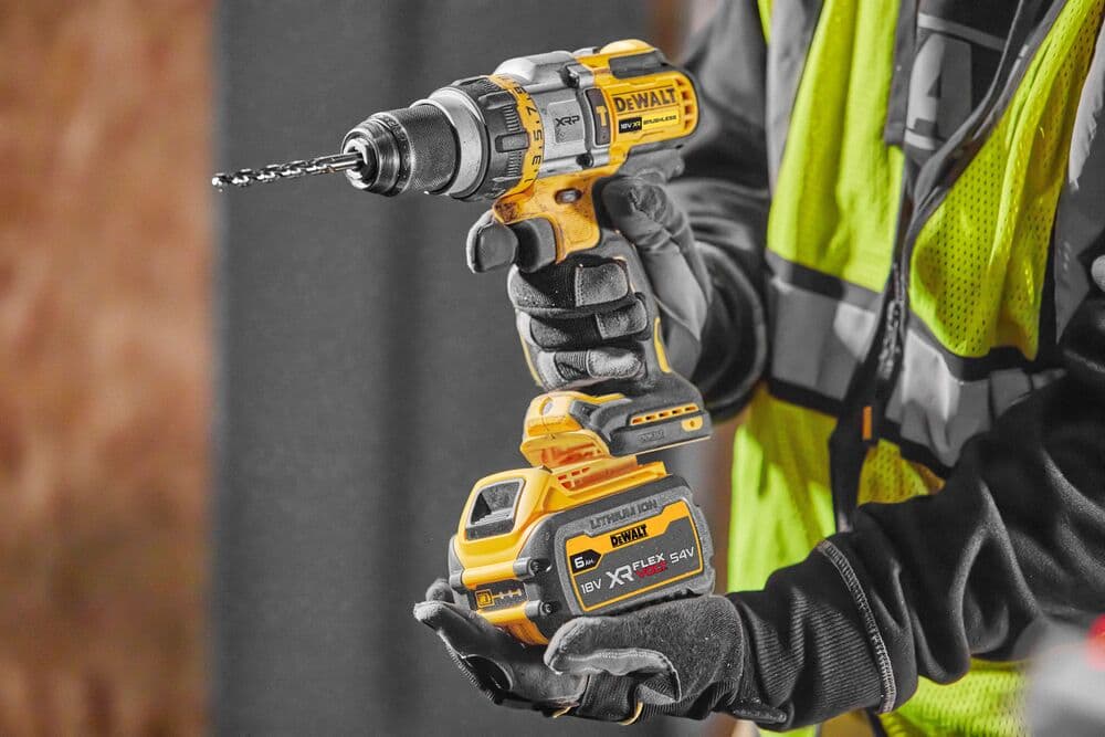 Rotomartillo Dewalt en uso, disponible en Ferretería Guevara.