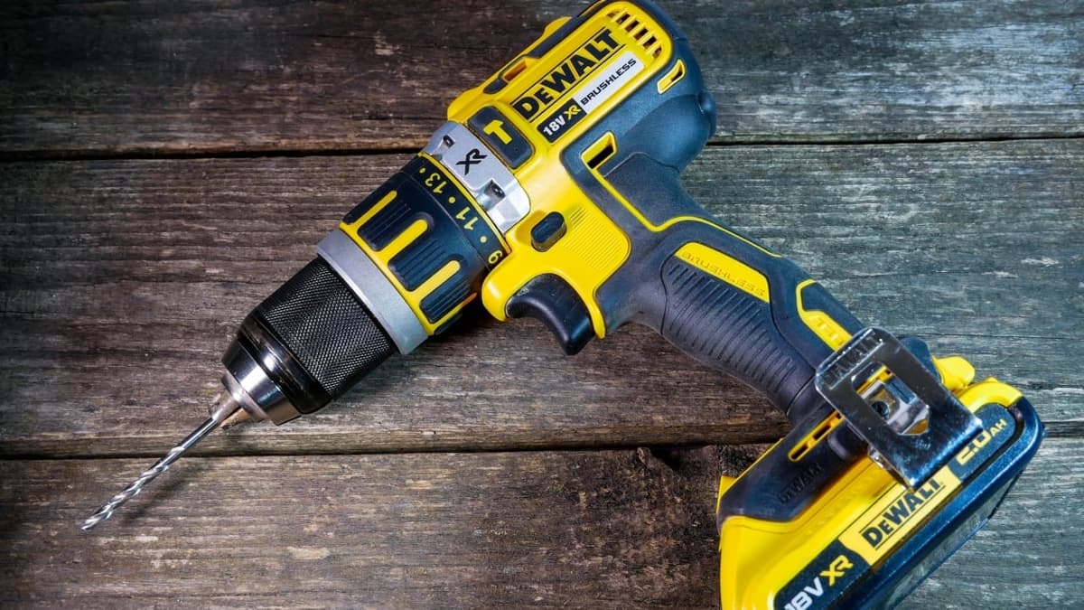 Taladro Dewalt, herramienta profesional disponible en Ferretería Guevara.