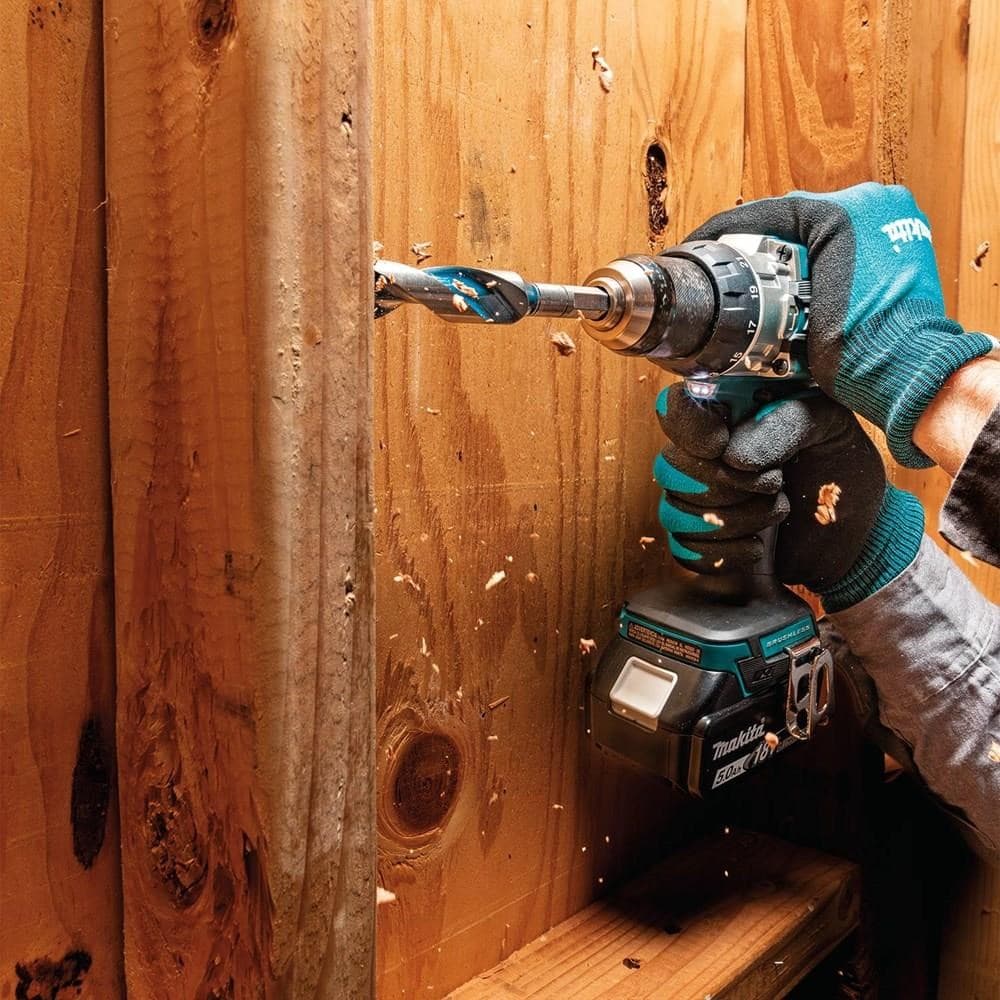 Taladro en acción perforando una superficie de madera en un proyecto profesional.