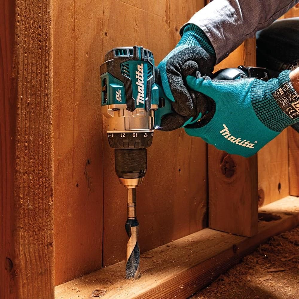 Taladro Makita utilizado para proyectos de construcción profesional.