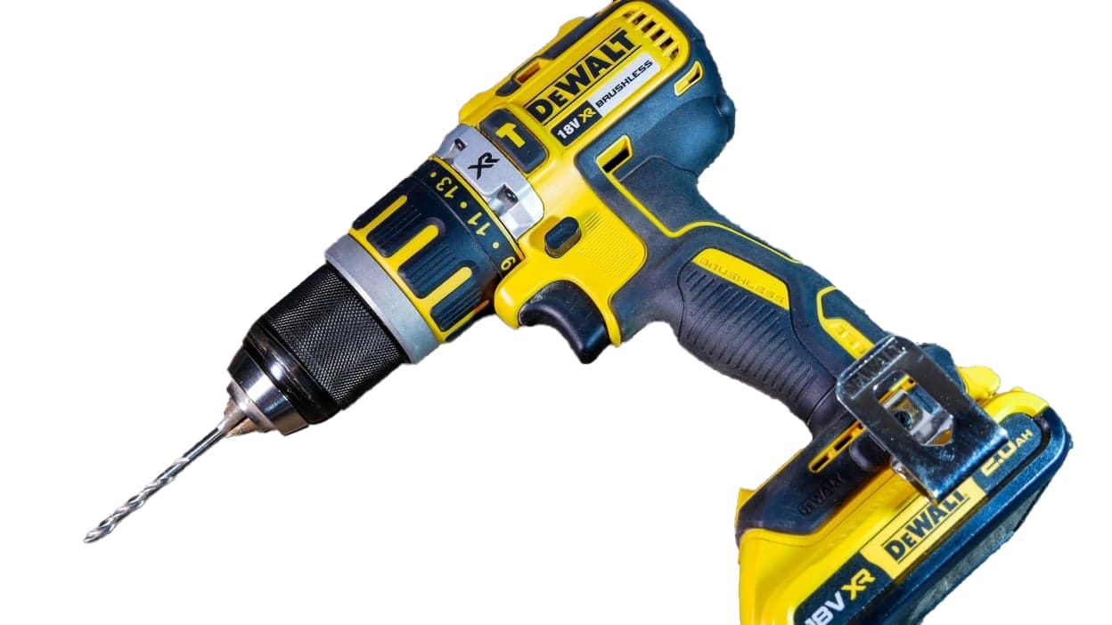 Taladro Dewalt en primer plano, disponible en Ferretería Guevara.