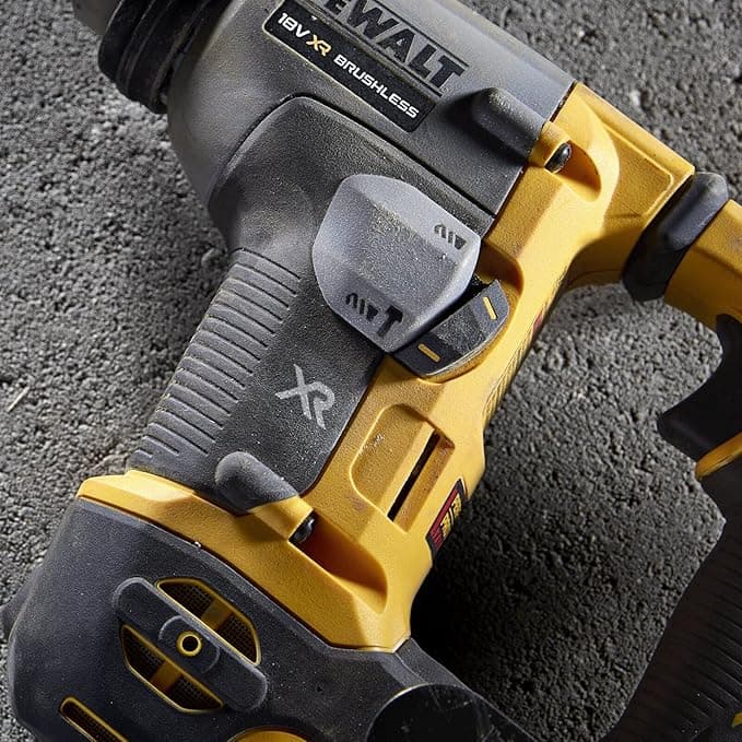 Rotomartillo Dewalt listo para ser utilizado en una construcción.