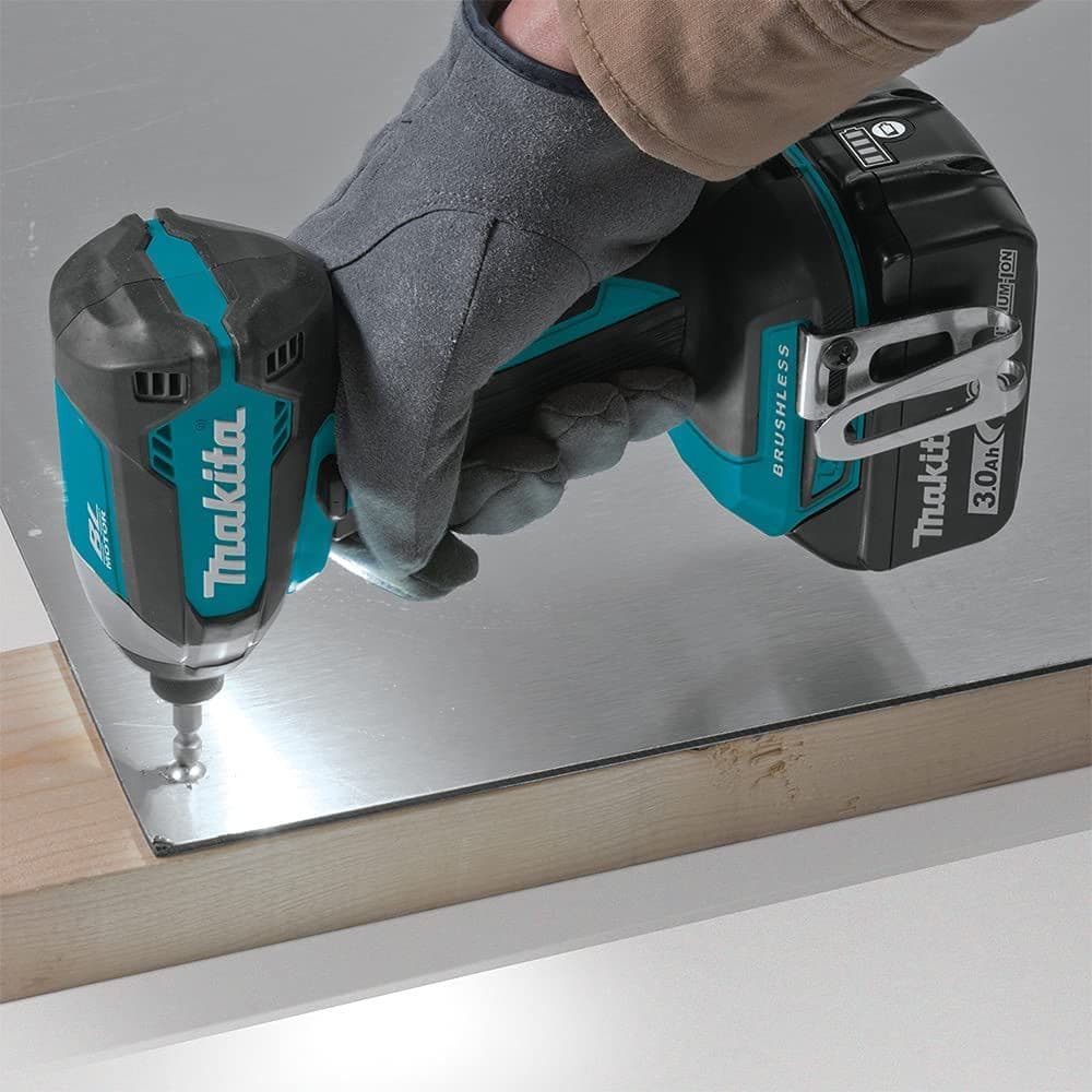 Taladro Makita utilizado para perforar madera, disponible en Ferretería Guevara.