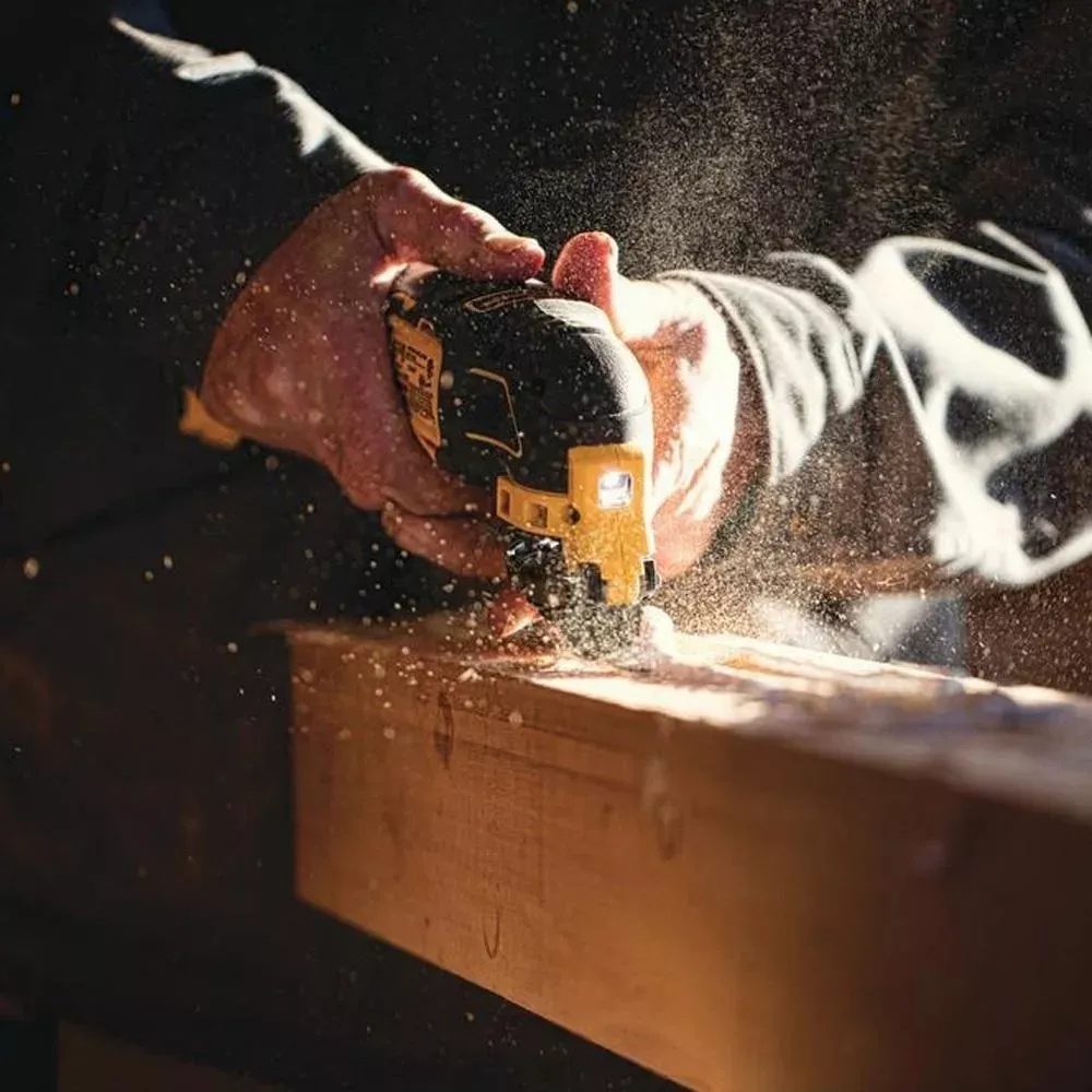 Taladro inalámbrico Dewalt cortando madera, ideal para proyectos de carpintería.